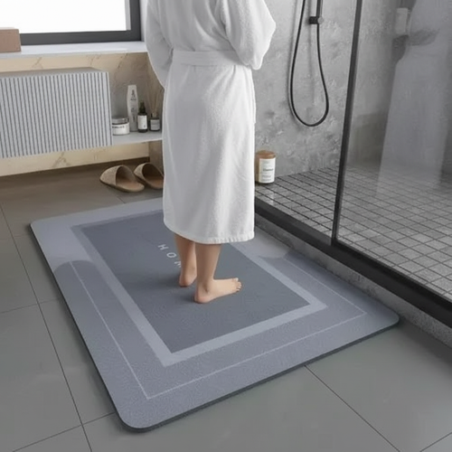 Femme en peignoir sur le tapis