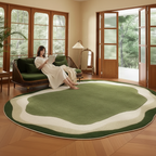 Femme relaxant pieds nus sur le tapis vert