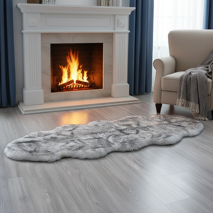 Tapis fausse fourrure blanc gris marbré devant une cheminée allumée dans un salon cosy