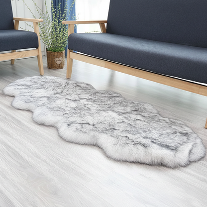 Tapis fausse fourrure blanc gris dans un salon moderne avec canapé bleu marine et plante