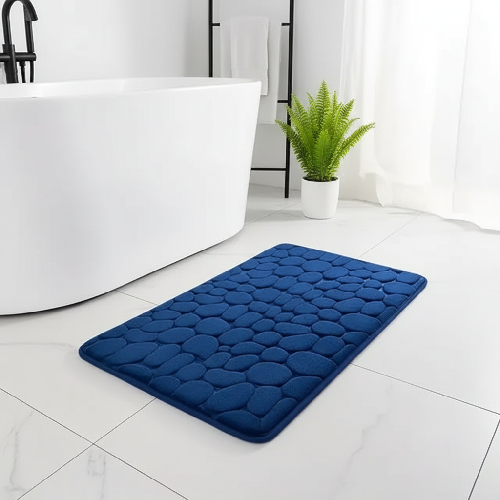 Tapis de bain bleu marine galets dans une salle de bain moderne avec baignoire et plantes