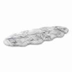 Tapis fausse fourrure blanc gris marbré sur fond blanc avec ombre douce