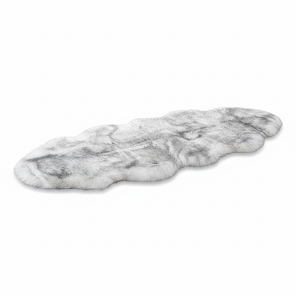 Tapis fausse fourrure blanc gris marbré sur fond blanc avec ombre douce