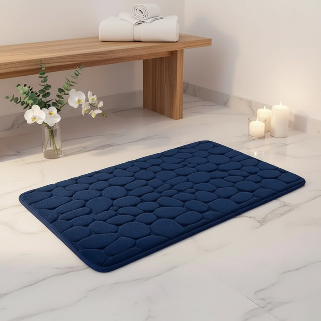 Tapis de bain bleu marine dans une ambiance spa réaliste avec marbre blanc et orchidées
