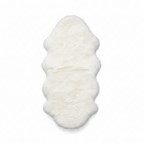 Tapis fausse fourrure blanc sur fond blanc avec ombre douce