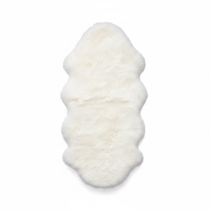 Tapis fausse fourrure blanc sur fond blanc avec ombre douce