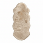 Tapis fausse fourrure beige crème sur fond blanc avec ombre douce