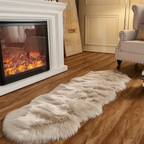 Tapis fausse fourrure beige crème devant une cheminée allumée dans un salon cosy