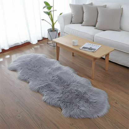 Tapis fausse fourrure gris dans un salon scandinave avec canapé blanc et parquet chêne