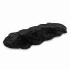 Tapis fausse fourrure noir sur fond blanc avec ombre douce