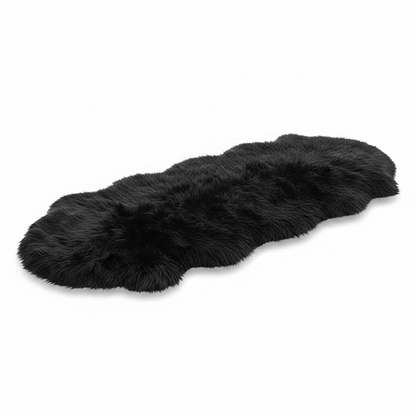 Tapis fausse fourrure noir sur fond blanc avec ombre douce