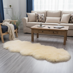 Tapis fausse fourrure beige dans un salon cosy avec canapé beige et table en bois
