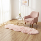 Tapis fausse fourrure rose poudré dans un salon féminin avec fauteuil rose blush et table en marbre