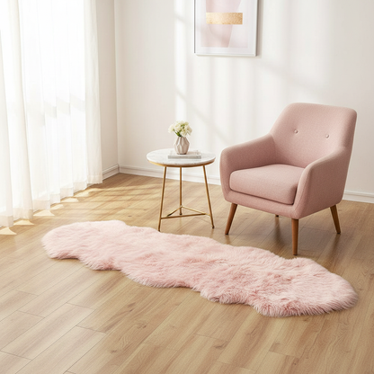 Tapis fausse fourrure rose poudré dans un salon féminin avec fauteuil rose blush et table en marbre