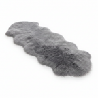 Tapis fausse fourrure gris sur fond blanc avec ombre douce