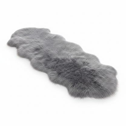 Tapis fausse fourrure gris sur fond blanc avec ombre douce