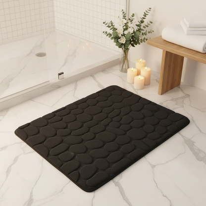Tapis de bain noir dans une ambiance spa réaliste avec marbre blanc et orchidées