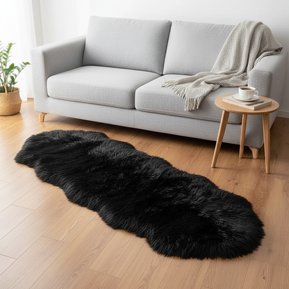 Tapis fausse fourrure noir dans un salon scandinave cosy avec canapé gris et table en bois