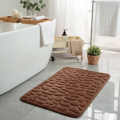 Tapis de bain marron mis en valeur dans un décor spa avec bougies et eucalyptus