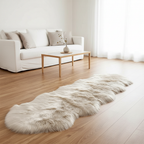 Tapis fausse fourrure beige dans un salon scandinave avec canapé blanc et parquet chêne