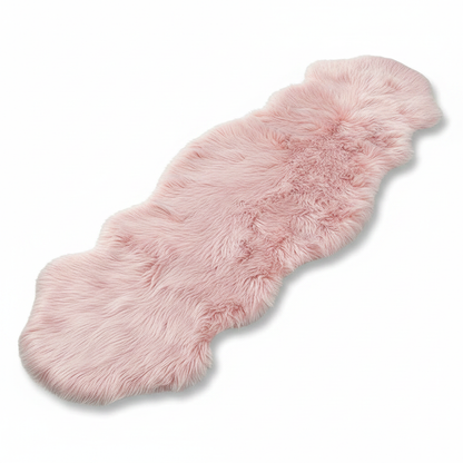 Tapis fausse fourrure rose poudré sur fond blanc avec ombre douce