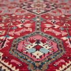 Tapis Berbère Rouge et Rose : Élégance Géométrique pour Votre Décor