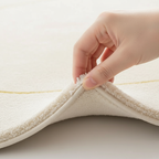 Tapis crème forme irrégulière pour salon élégant