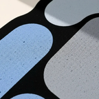 Tapis de sol en diatomées bleu absorbant pour une salle de bain moderne