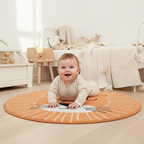 Tapis lion orange - bébé sur le ventre