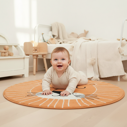 Tapis lion orange - bébé sur le ventre