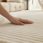 Tapis Wabi-sabi beige souple pour un intérieur harmonieux